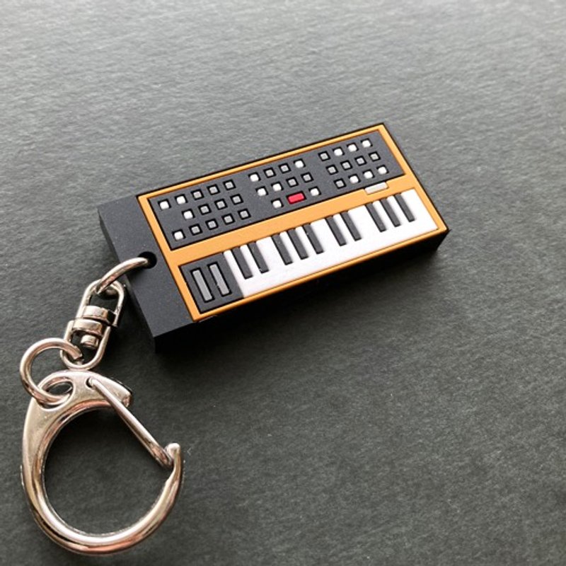 【キーホルダー】シンセ　ラバーキーホルダー／ 02：ANALOG SYNTHESIZER - 吊飾/掛飾 - 真皮 