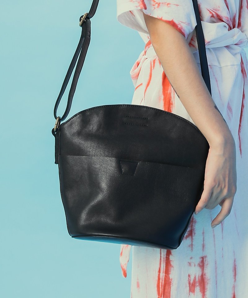 Three-dimensional structure shell leather shoulder bag - black - กระเป๋าแมสเซนเจอร์ - หนังแท้ สีดำ