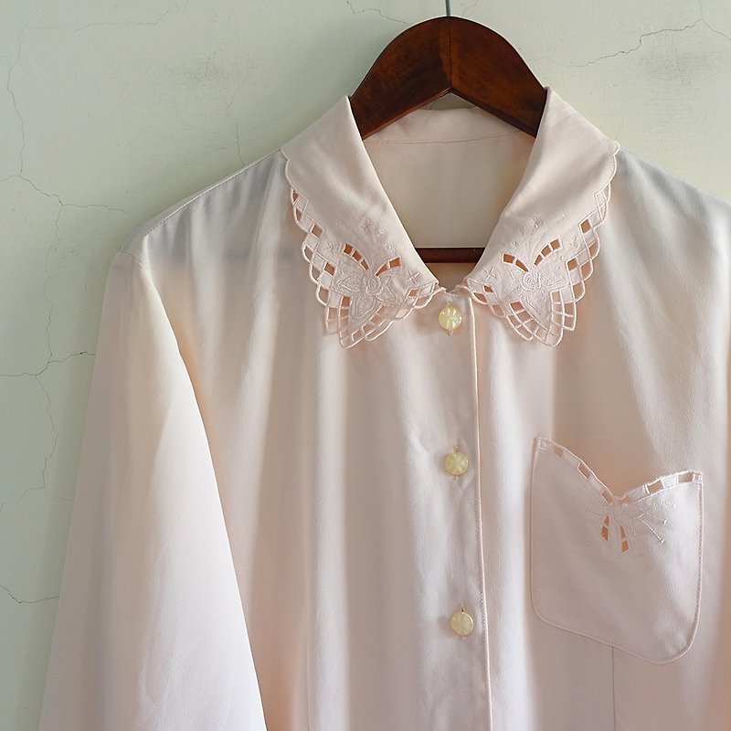 │Slowly│Pale pink/vintage shirt│vintage. Retro. Literature and art - เสื้อเชิ้ตผู้หญิง - เส้นใยสังเคราะห์ หลากหลายสี