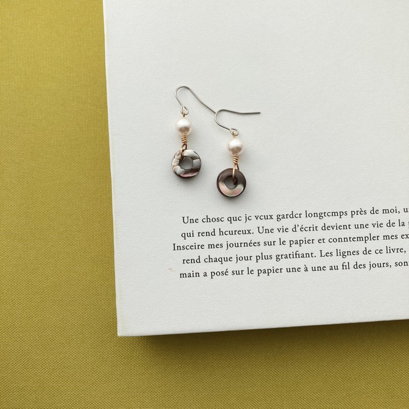 【 耳語】珍珠貝殼耳環 - 耳環/耳夾/耳骨夾 - 珍珠 咖啡色