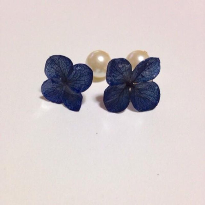 ネイビー紫陽花パールピアス - 耳環/耳夾/耳骨夾 - 植物．花 藍色