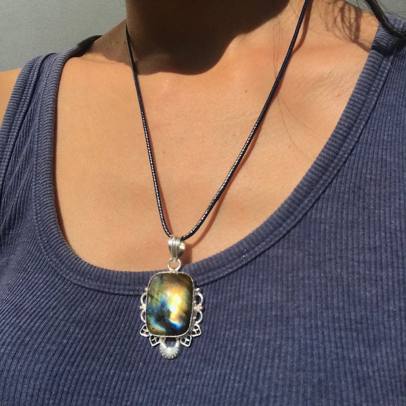 【Lost And Find】Natural Labradorite necklace - Necklaces - Gemstone Multicolor