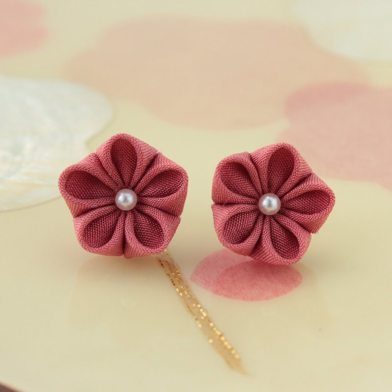 Japanese taste simple flower earrings red - Earrings & Clip-ons - Silk Red