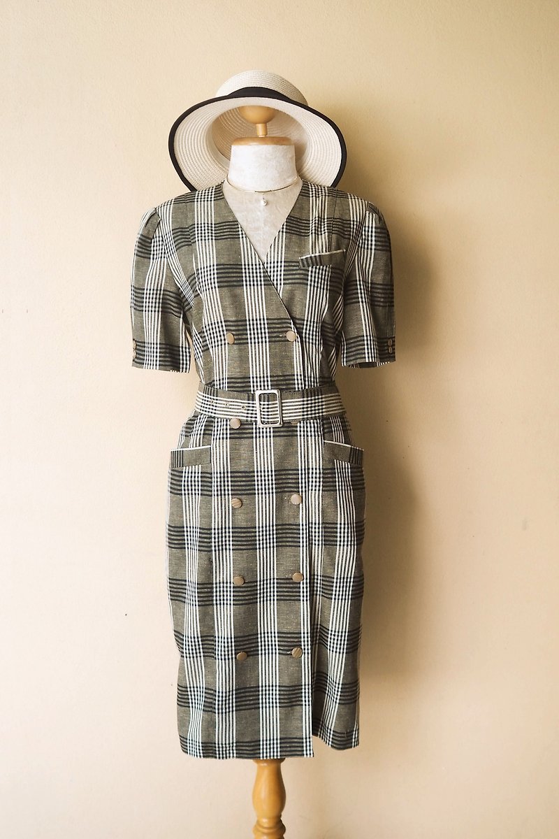 Vintage Plaid dress in Coat-pattern with Belt - ชุดเดรส - เส้นใยสังเคราะห์ สีกากี