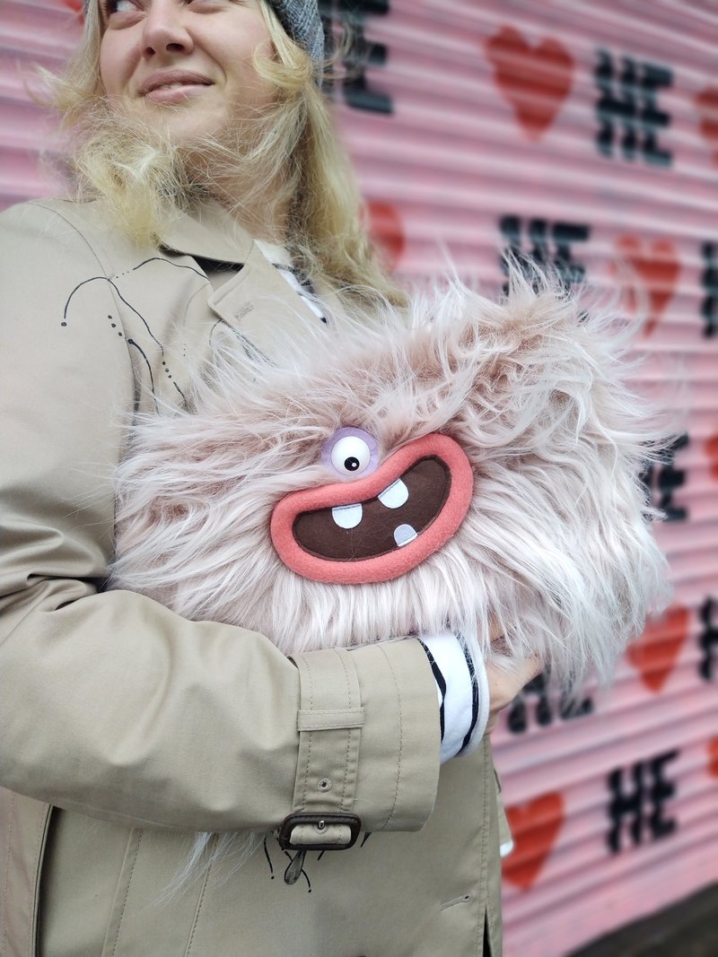 Monster clutch bag  Mad Earl, brand FreakyDilly, freaky fluffy bag fashion - 手拿包 - 其他材質 粉紅色