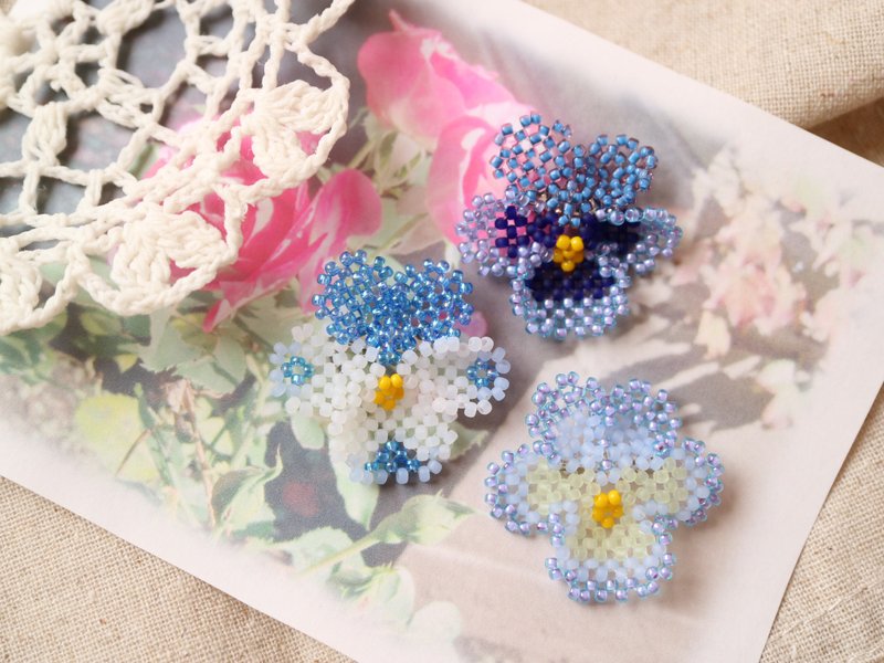 パンジーのブローチ ブルー系　受注制作　繊細 レース ビオラ 菫 すみれ 三色菫 三色すみれ 青 かわいい ブルーオーシャン シードビーズ テグス編み - 胸針 - 玻璃 藍色
