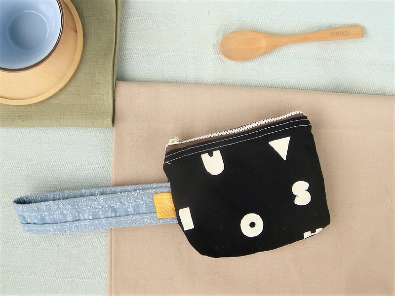Classic black and white l limited wedge-shaped letter l clutch meal bag sundries bag - กระเป๋าเครื่องสำอาง - ผ้าฝ้าย/ผ้าลินิน สีดำ