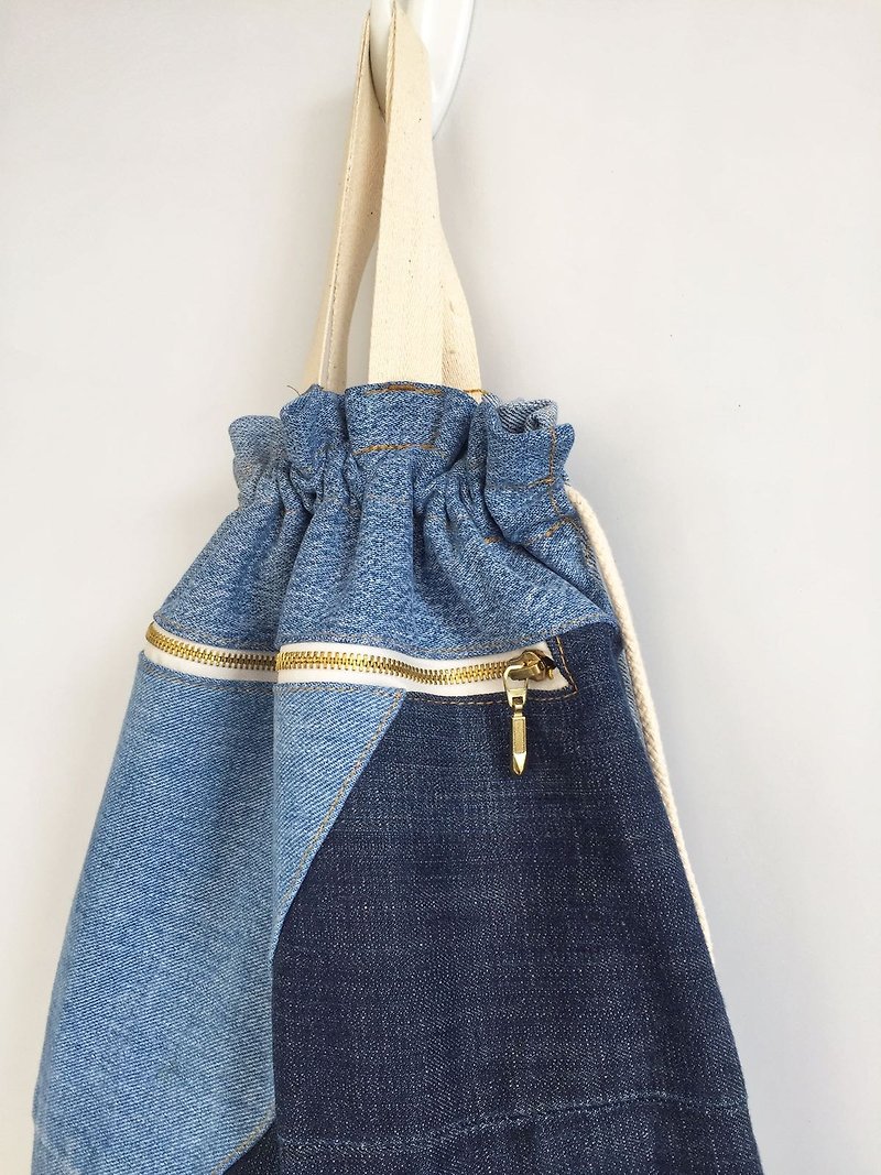 Denim Patchwork Patchwork Backpack - กระเป๋าเป้สะพายหลัง - ผ้าฝ้าย/ผ้าลินิน สีน้ำเงิน