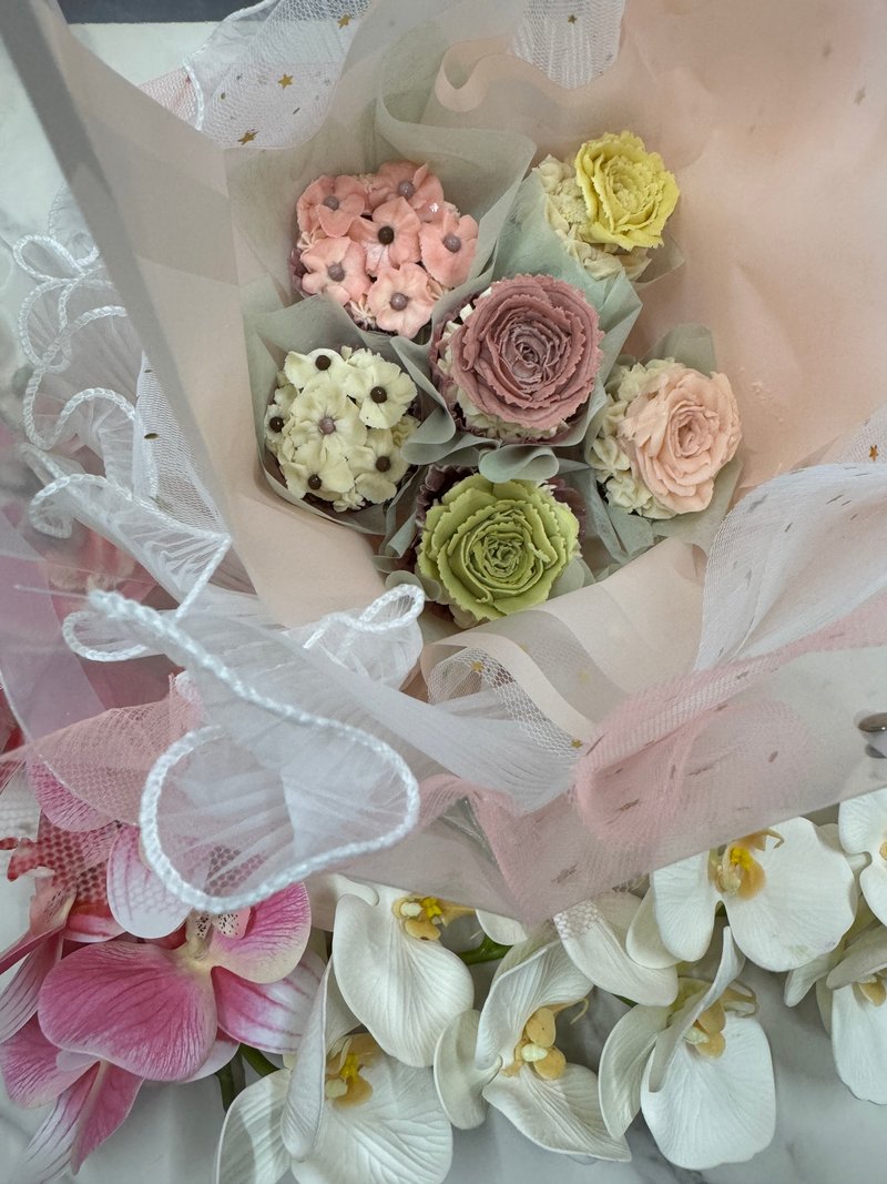 AY baker 限時 免費花束包裝 韓式裱花杯子蛋糕 cupcake - 蛋糕/甜點 - 新鮮食材 白色