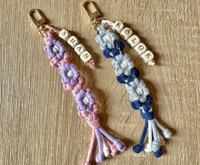 カスタマイズ】英語名と木製ビーズが付いた6枚の花びらの花の