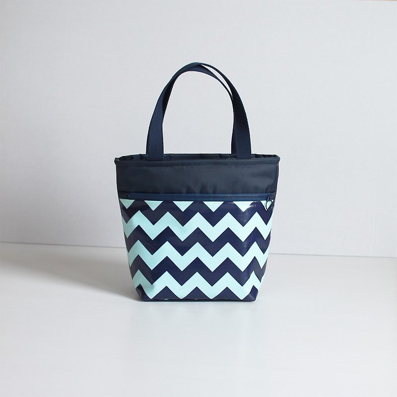 Ocean style zigzag striped lunch bag meal bag handbag No3 - กระเป๋าถือ - วัสดุกันนำ้ สีน้ำเงิน