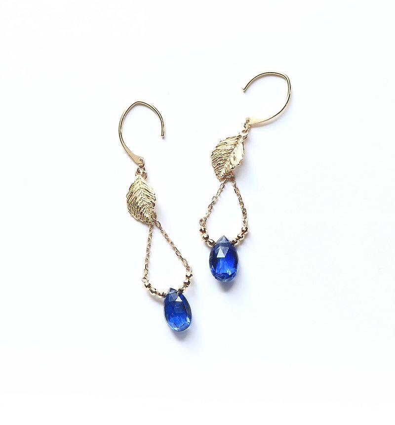 K18 finest Kyanite blue swaying hook earrings - ต่างหู - เครื่องเพชรพลอย สีน้ำเงิน