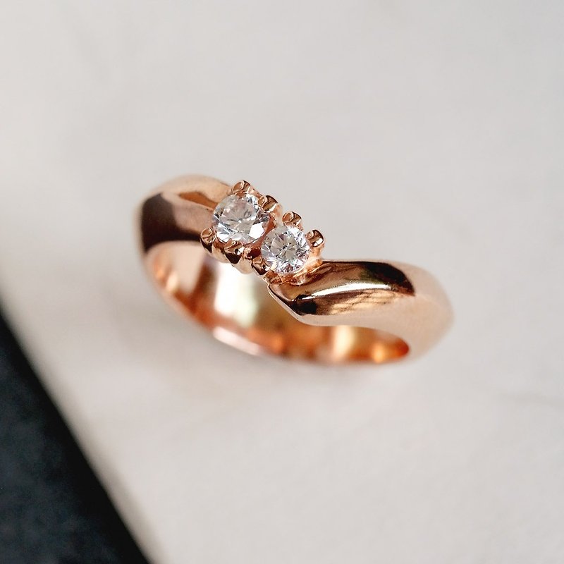 極簡稜線雙鑽玫瑰金戒指 925純銀飾 可訂製純銀色 客製化戒圍鑽色 - 戒指 - 其他金屬 粉紅色