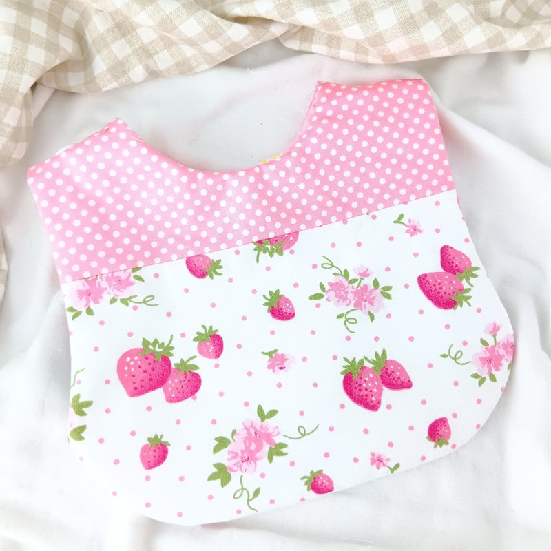 Strawberry garden. Bib without hemming (name can be embroidered) - ผ้ากันเปื้อน - ผ้าฝ้าย/ผ้าลินิน สึชมพู