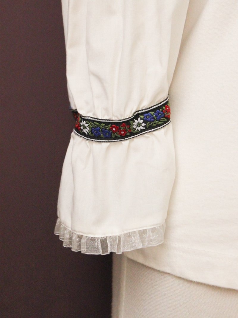 Vintage European early autumn ethnic country style embroidery flower stitching white cotton vintage top - เสื้อผู้หญิง - ผ้าฝ้าย/ผ้าลินิน 