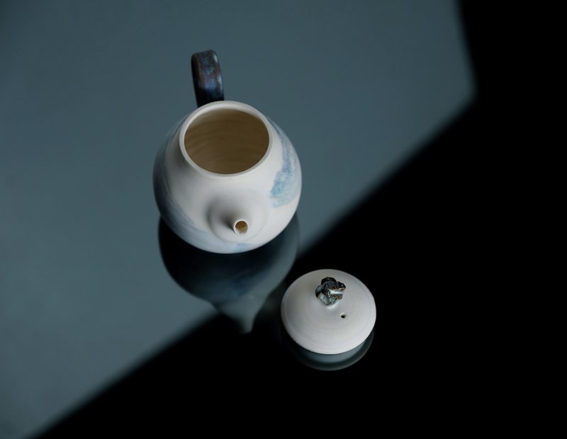 青庭_茶壺+2杯組+送禮包裝提袋 - 茶壺/茶杯/茶具 - 瓷 白色