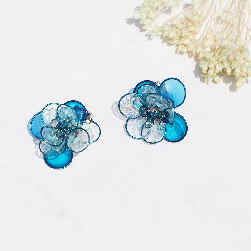 Purely。Blue camellia / Pendant 925 pure silver ear pin - ต่างหู - เรซิน สีน้ำเงิน