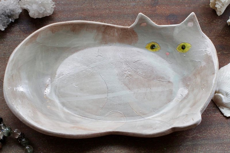 Hand-Pinch & Hand-Painted White Cat Ceramic Platter - จานและถาด - ดินเผา ขาว