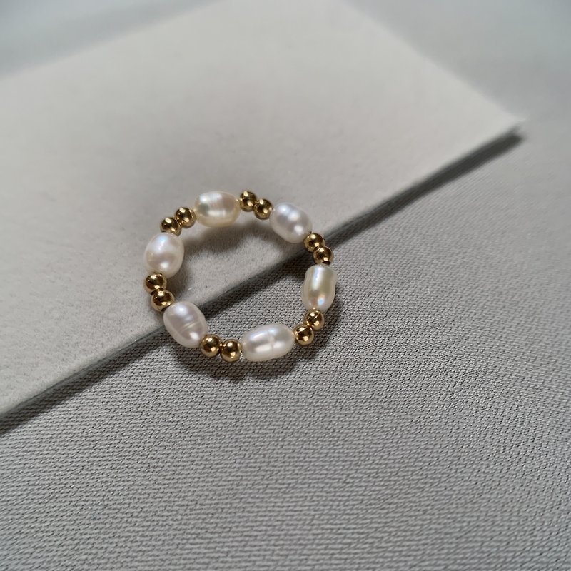 Les Clairs 手作米形珍珠與小黃銅圓珠戒指雙層版 - 戒指 - 珍珠 白色