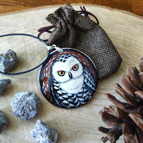 Charm.arts Gorgeous Snowy owl on pearl pendant. Dainty miniature painting on lacquer shell