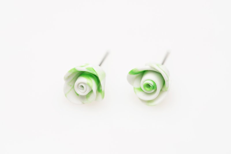 緑のレンダリング白いバラのイヤリング手作りのイヤリング - ピアス・イヤリング - 粘土 ホワイト