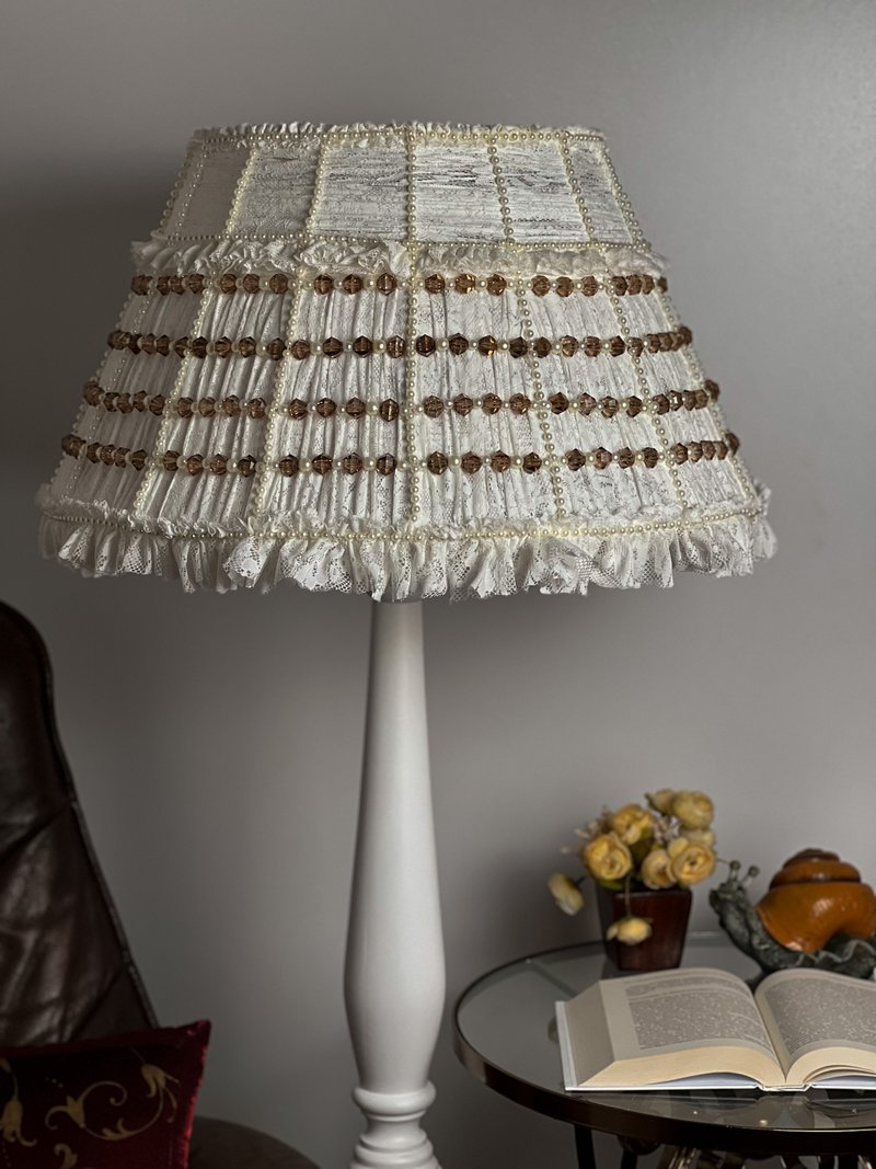 Victorian lampshade milk-colored guipure with lace ribbon - โคมไฟ - วัสดุอื่นๆ ขาว