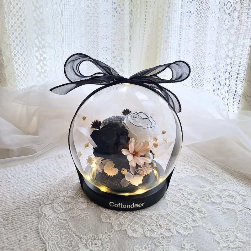 Everlasting rose glass globe. There are lights. Comes with packaging. Gift - ช่อดอกไม้แห้ง - พืช/ดอกไม้ 