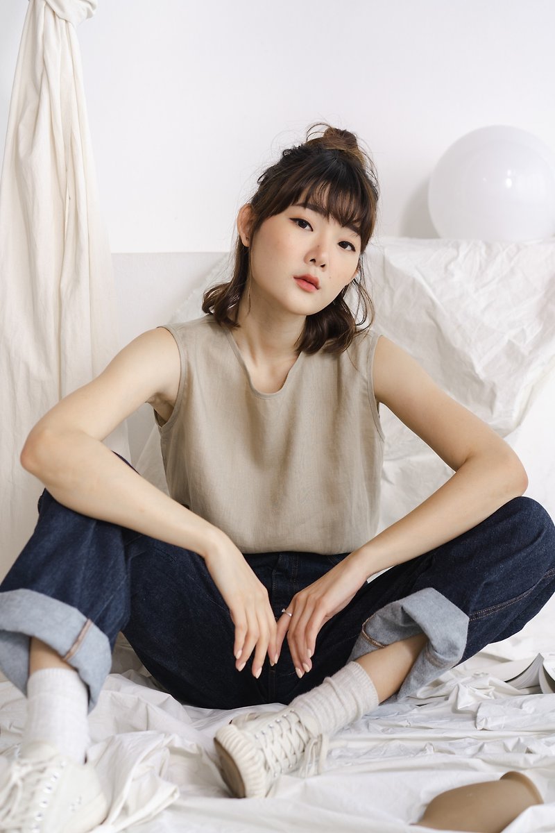 Linen Sleeveless Blouse with Back Side Pleated - Khaki - 女上衣/長袖上衣 - 亞麻 卡其色
