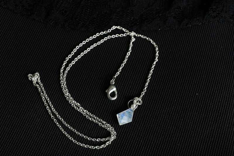 Ice kind of blue moonstone clavicle chain / Choker Moon Crystal popularity - สร้อยคอทรง Collar - เครื่องเพชรพลอย ขาว