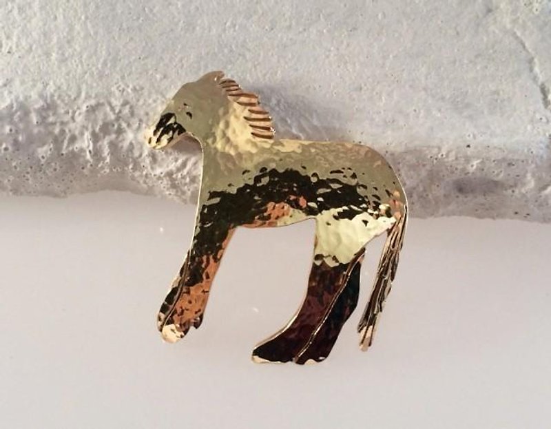 Yonaguni Horse ◇ Brass Forged Brooch - เข็มกลัด - โลหะ สีทอง