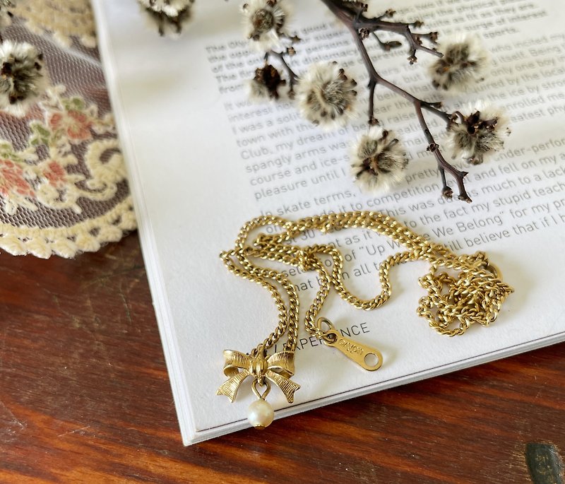 Antique Gold AVON Pearl Bow Necklace Short Chain N260 - สร้อยคอ - โลหะ สีทอง