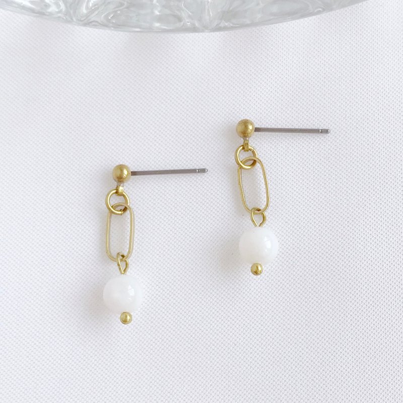 classical. Natural white shell Bronze Stainless Steel ear needle dangle hand-made earrings, elegant and simple temperament - ต่างหู - เปลือกหอย ขาว