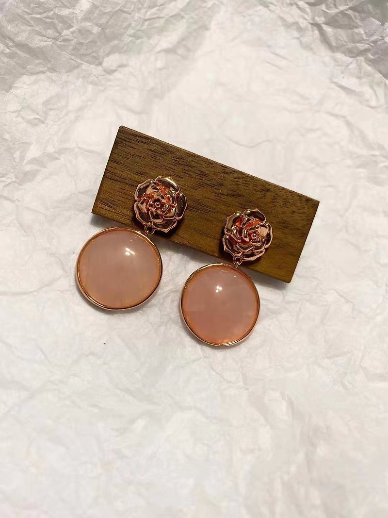 [Graduation Gift] [Full Purchase Discount] New Product--Rose Bronze Electric Rose Gold Earrings (can be changed into Clip-On) - ต่างหู - คริสตัล สึชมพู