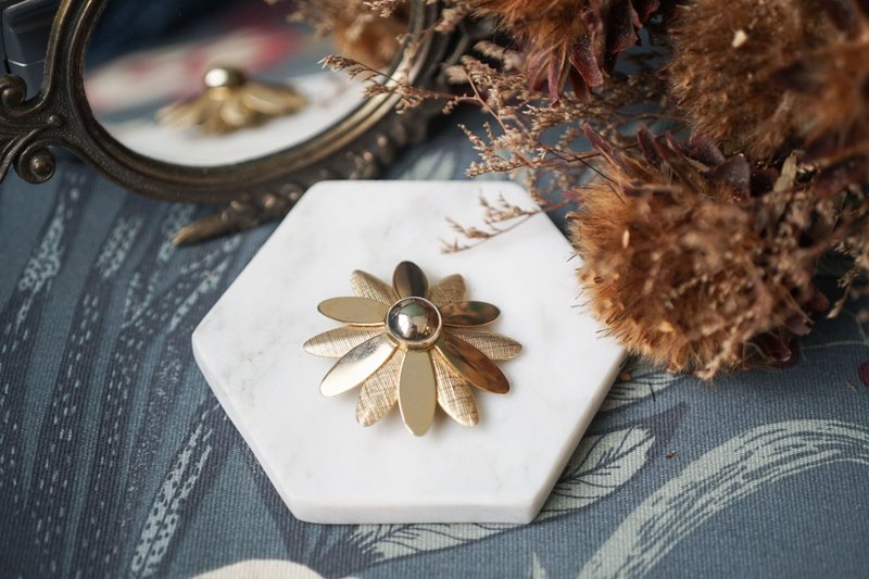 【老飾品/西洋老件】VINTAGE SARAH COV. DAISY花卉古著胸針 - 胸針 - 其他金屬 金色