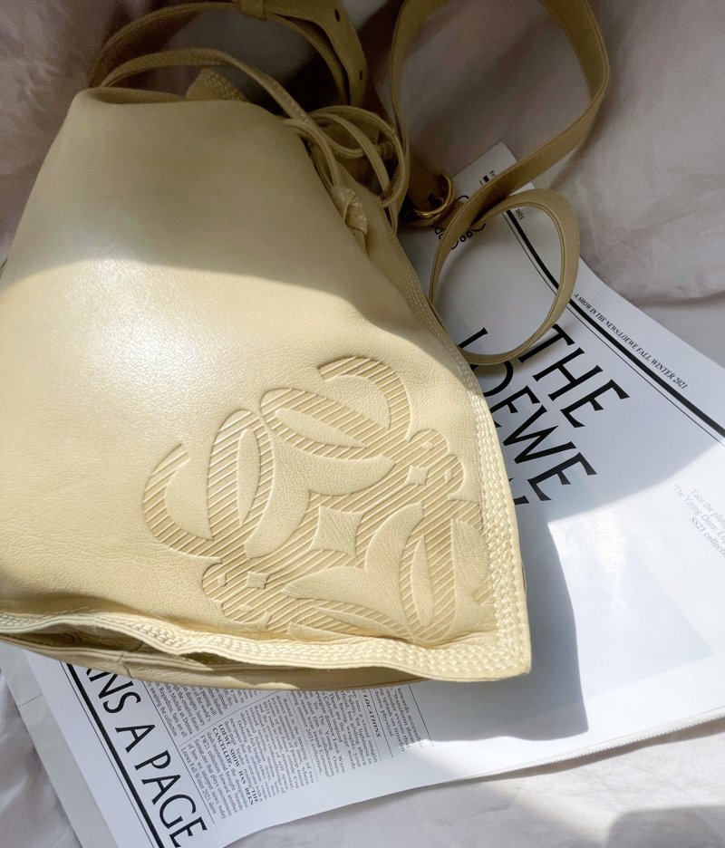 Second-hand unique product Loewe Flamenco milk beige drawstring pocket shoulder bag crossbody bag shoulder bag drawstring bag - กระเป๋าแมสเซนเจอร์ - หนังแท้ ขาว