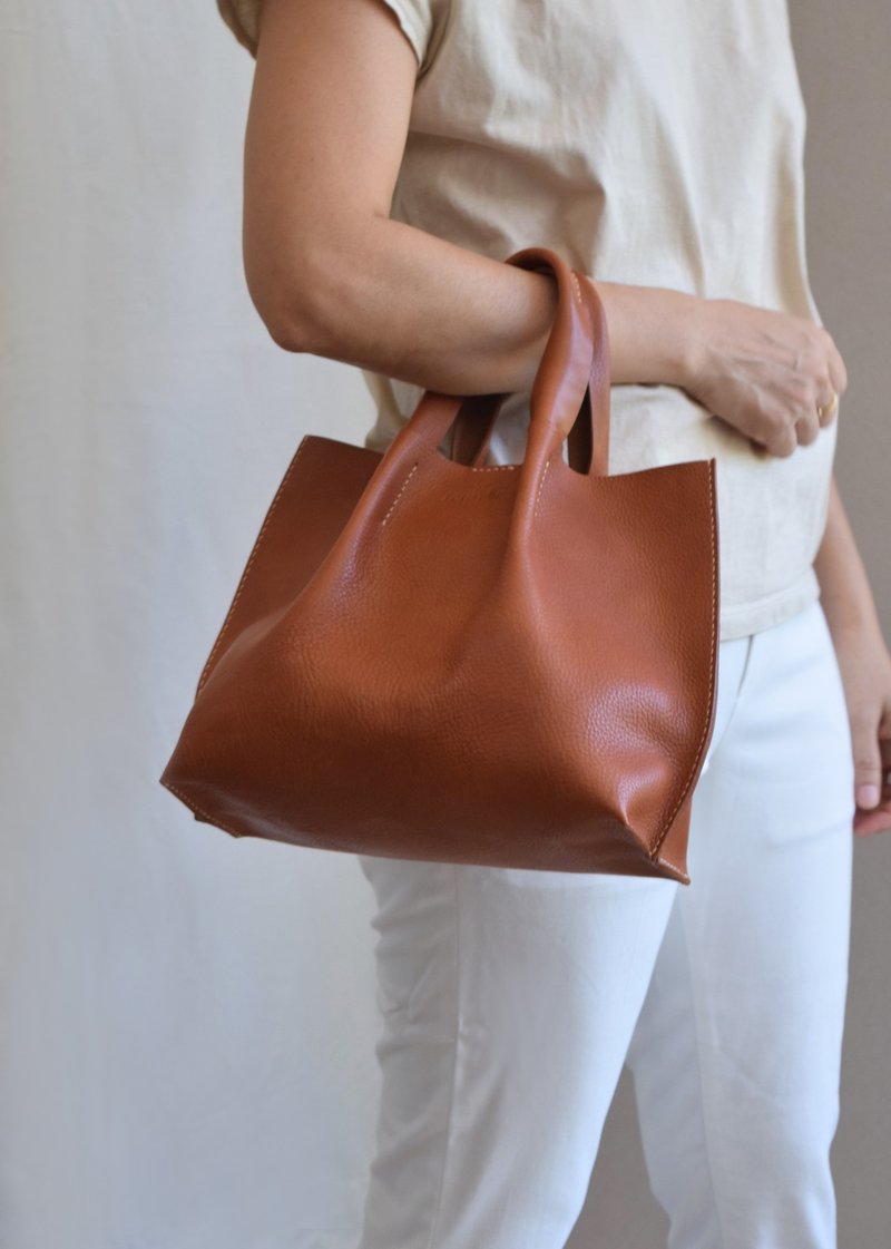 [Small open smile bag] Vegetable tanned leather/large capacity/portable/can add straps - กระเป๋าถือ - หนังแท้ สีนำ้ตาล