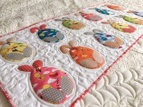 Quilt Fairy Anastazi 絎縫復活節彩蛋兔子桌旗。復活節餐桌裝飾。絎縫手工。兔子床罩。