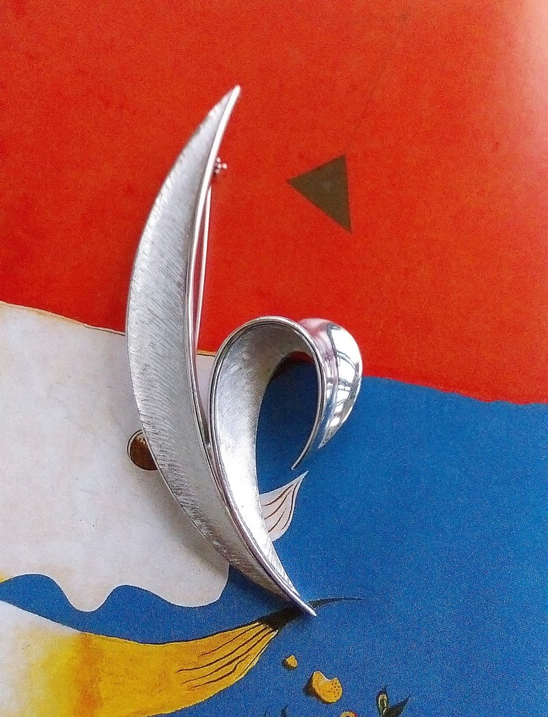 Vintage Jewelry 西洋古董飾品 TRIFARI 流線 銀色捲葉刷紋 別針 - 徽章/別針 - 其他金屬 金色