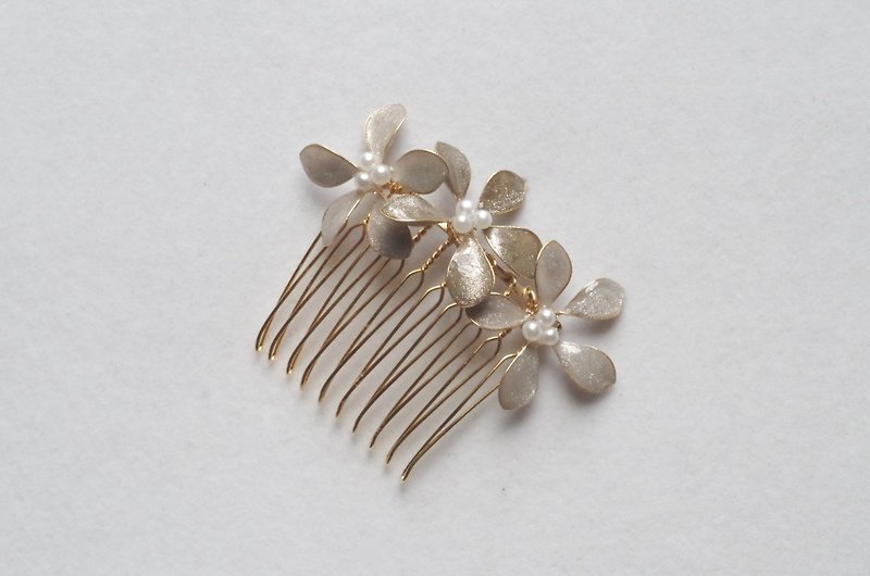 Manicure flower comb pearl gray - เครื่องประดับผม - วัสดุอื่นๆ สีเทา