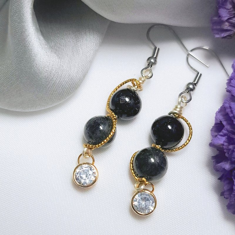 [High-end feel] Black strawberry crystal. crystal diamond earrings - Earrings & Clip-ons - Crystal Black