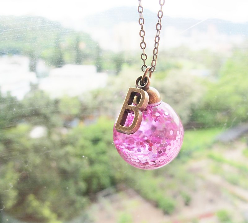 ＊Rosy Garden＊Pink glitter water inside glass ball necklace with custom made letter charm - Necklaces - Glass Pink