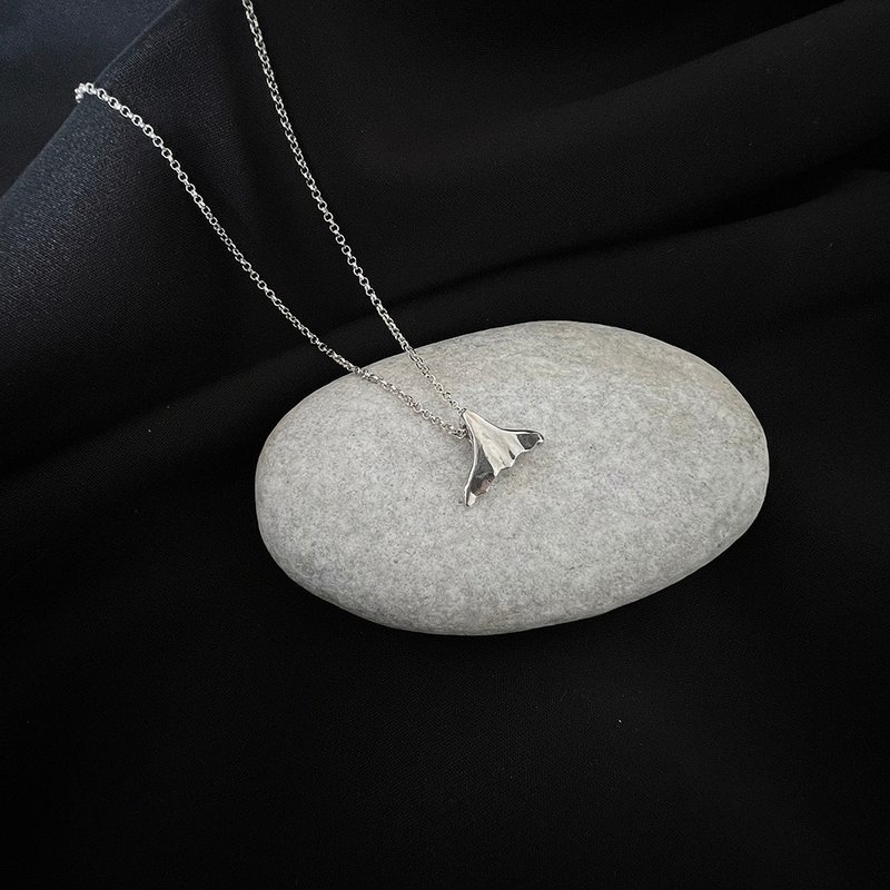 mini whale tail silver necklace - สร้อยคอ - เงินแท้ สีเงิน