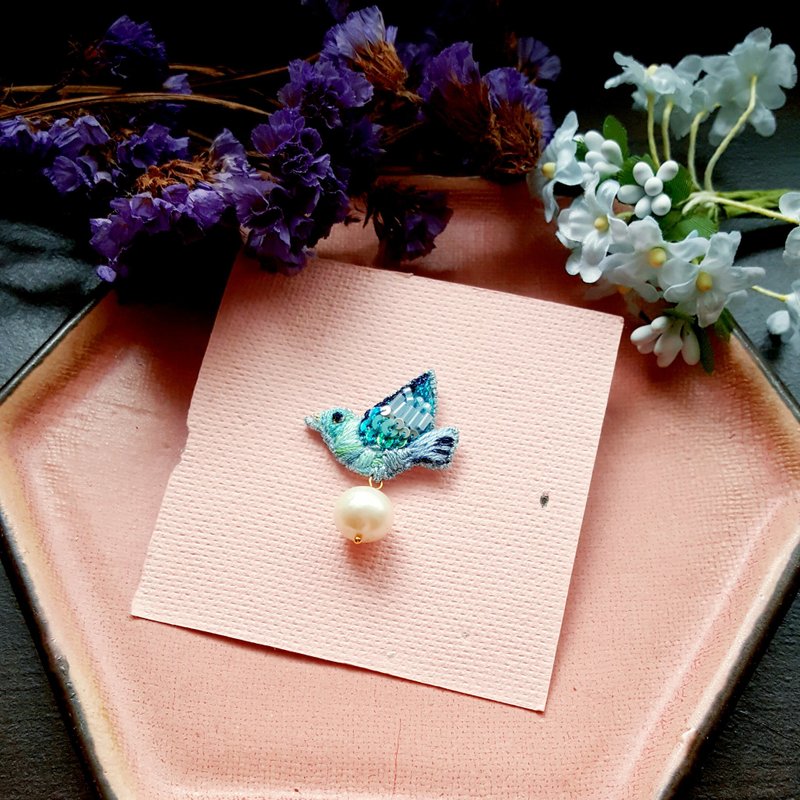 [Flying Bird] Natural Pearl Embroidered Earrings - ต่างหู - งานปัก สีน้ำเงิน