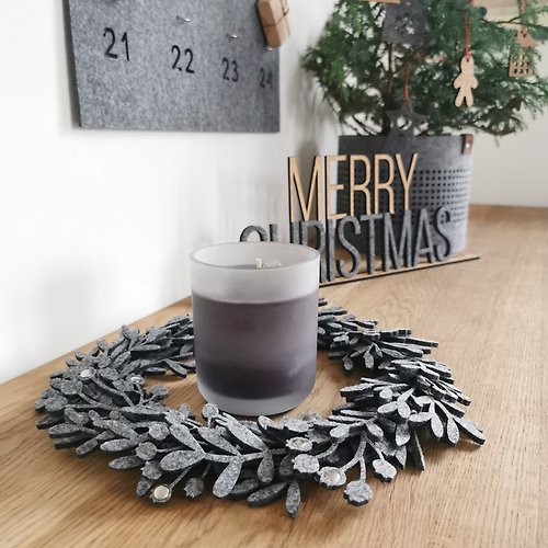 Decomundo Home Christmas table centerpiece - handmade gray felt wreath - elegant Holiday decor