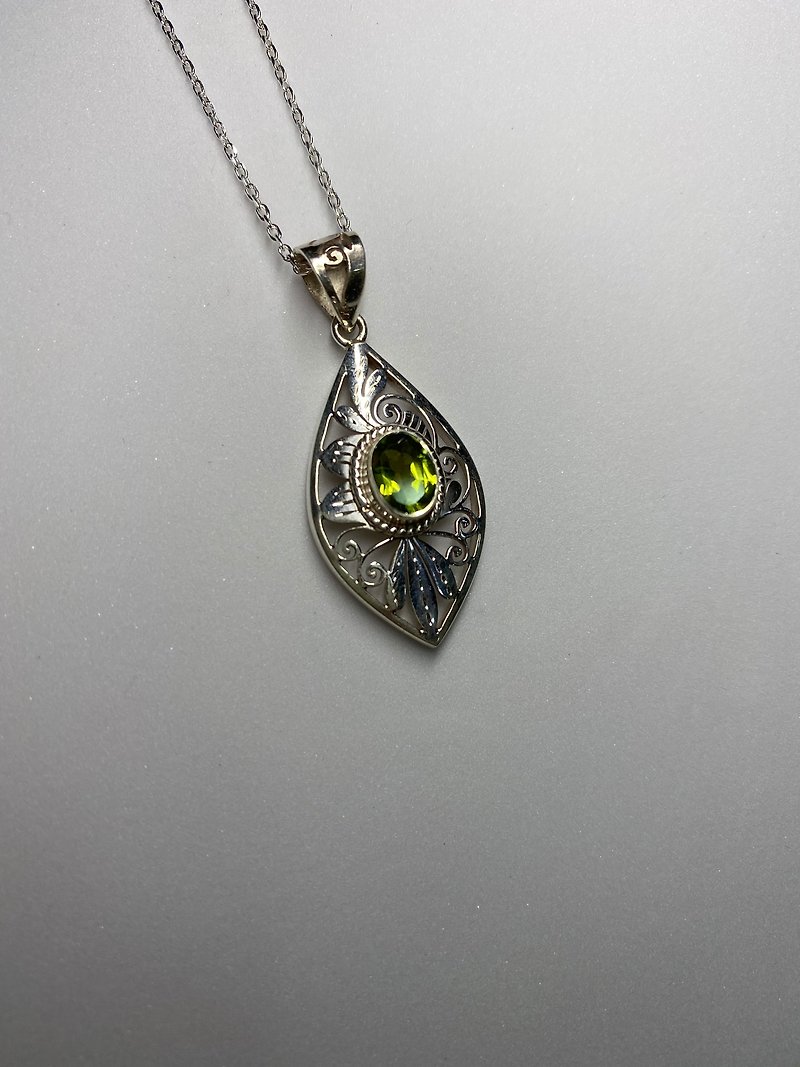 Peridot carving silver ornaments Nepal handmade 925 sterling silver - Necklaces - Silver Green
