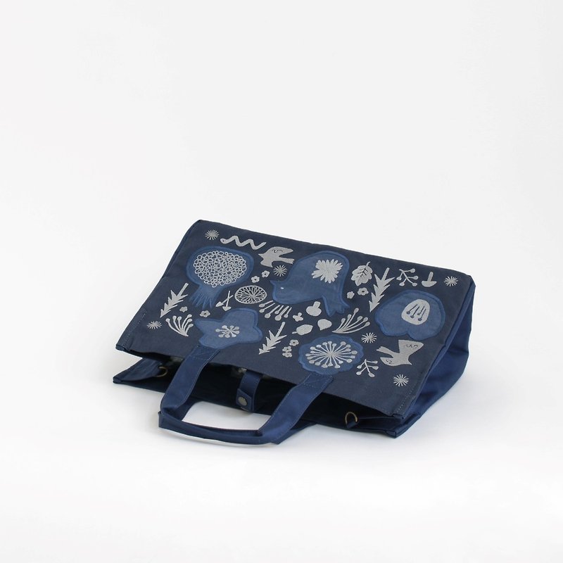 Mori no Uta Embroidery A4 Tote Bag - กระเป๋าถือ - ไนลอน สีน้ำเงิน