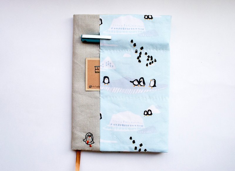 Peguin Waddle - adjustable A5 fabric bookcover - 書衣/書套 - 棉．麻 多色