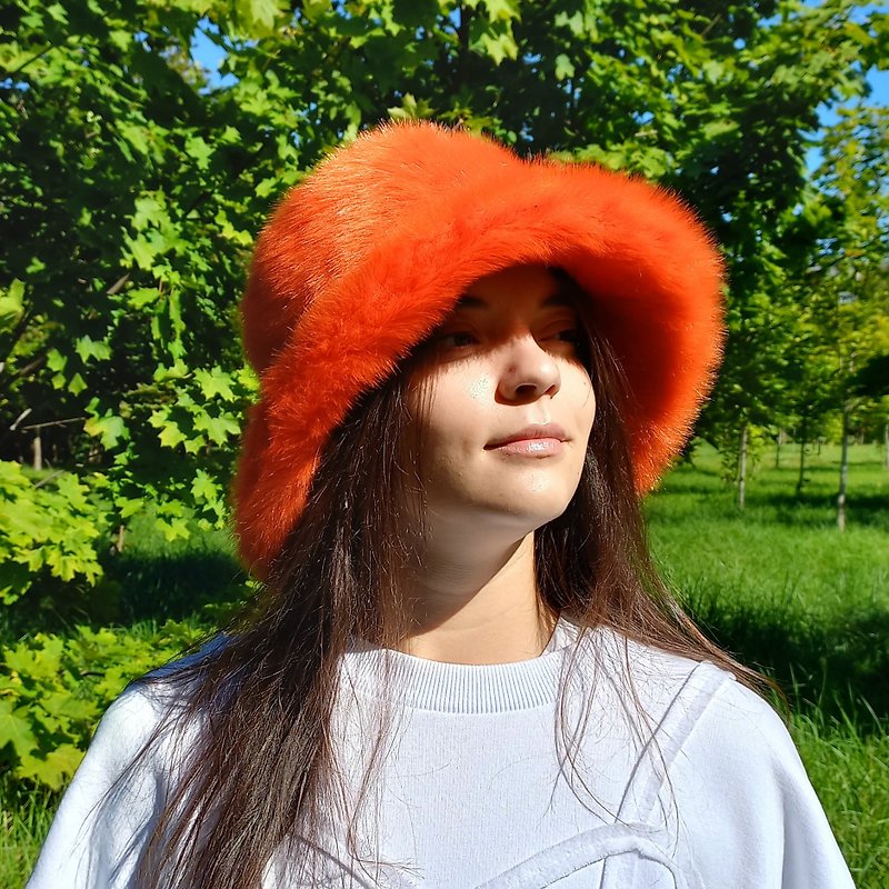 Bright orange bucket hat made of faux fur. Festival fuzzy hat. Cute fluffy hat. - 帽子 - 其他材質 橘色