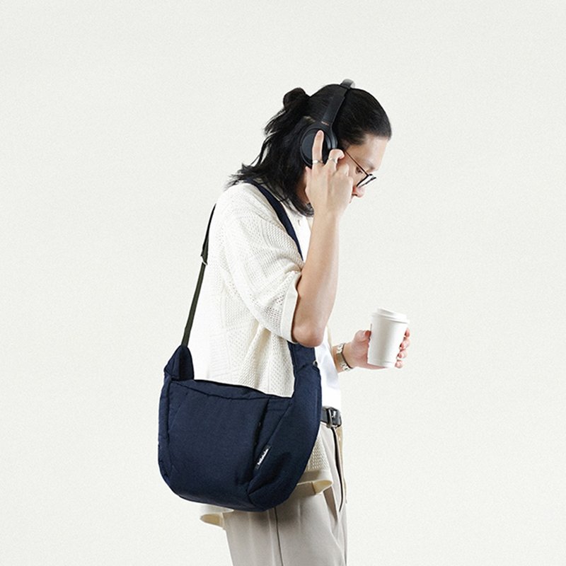 【FW25全新Wander系列】MILES 日常斜背包 中號 (莓果藍) - 側背包/斜背包 - 環保材質 藍色
