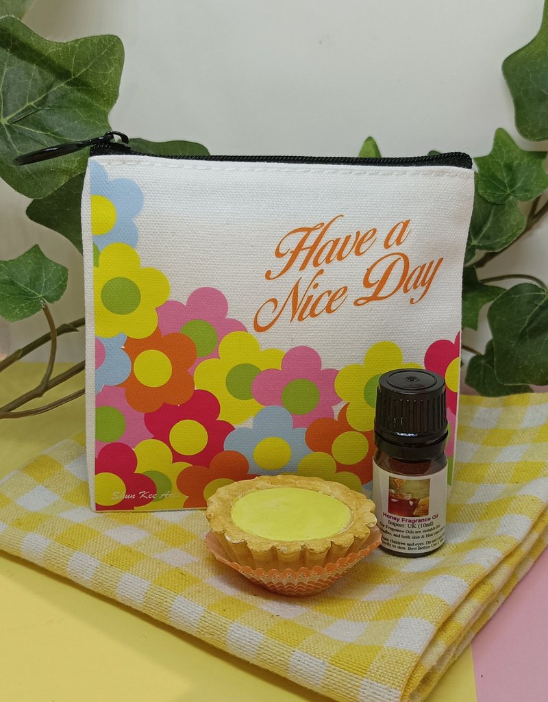 Hong Kong-style food cultural and creative canvas small wallet (nostalgic cake box pattern) with egg tart shape diffuser Stone to send sesame oil - กระเป๋าถือ - วัสดุอื่นๆ สีเหลือง